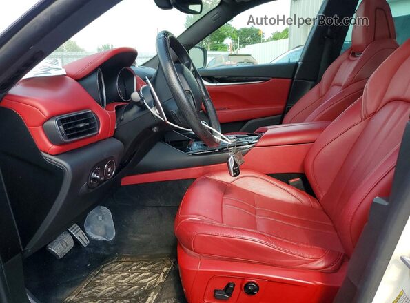 ZN661YUS7JX298524 2018 MASERATI LEVANTE White Front interior view