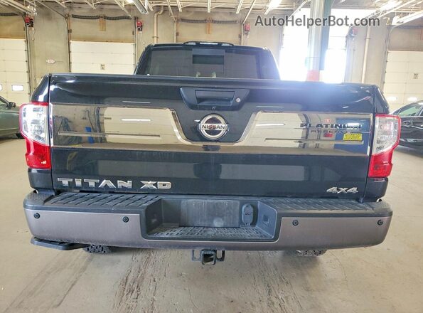 1N6BA1F48JN537562 2018 NISSAN TITAN Черный Вид салона спереди