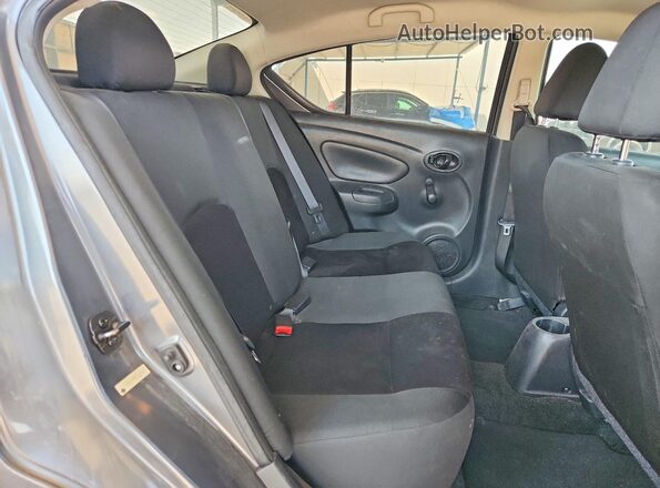 3N1CN7AP9JL836917 2018 NISSAN VERSA Gray Widok wnętrza z tyłu