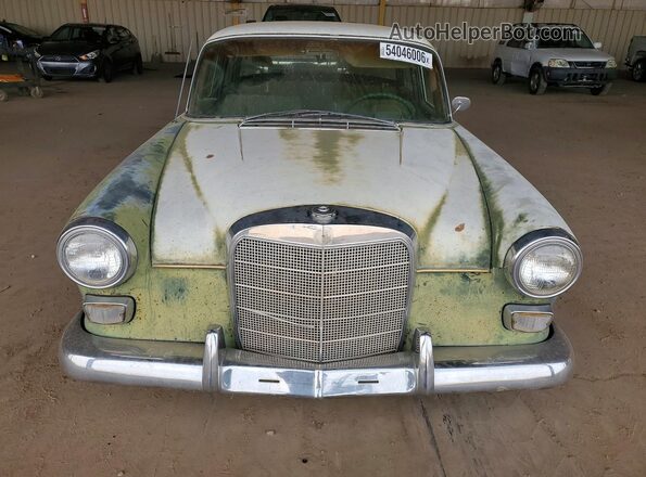 11011010234713 1966 MERCEDES-BENZ 200D Green Widok z przodu