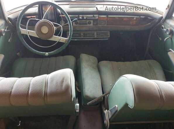 11011010234713 1966 MERCEDES-BENZ 200D Green Widok deski rozdzielczej