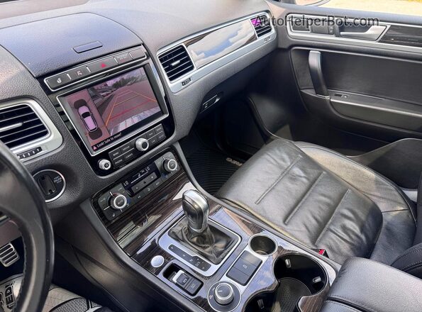 WVGGF7BP8HD001557 2017 VOLKSWAGEN TOUAREG Silver Widok wnętrza z tyłu