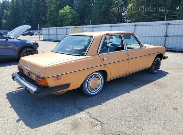 11511710115414 1976 MERCEDES-BENZ 240 Оранжевый Задняя правая четверть
