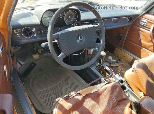 11511710115414 1976 MERCEDES-BENZ 240 Оранжевый Вид панели приборов