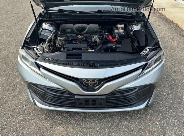 4T1B11HK5JU584516 2018 TOYOTA CAMRY Silver Առջևի վահանակի տեսք