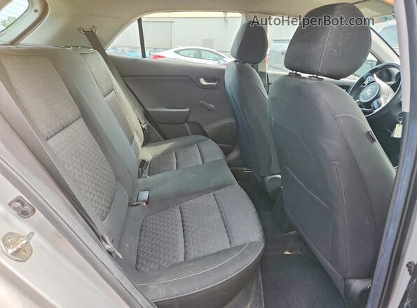 3KPA25AB8JE119984 2018 KIA RIO Yellow Vista interior trasera