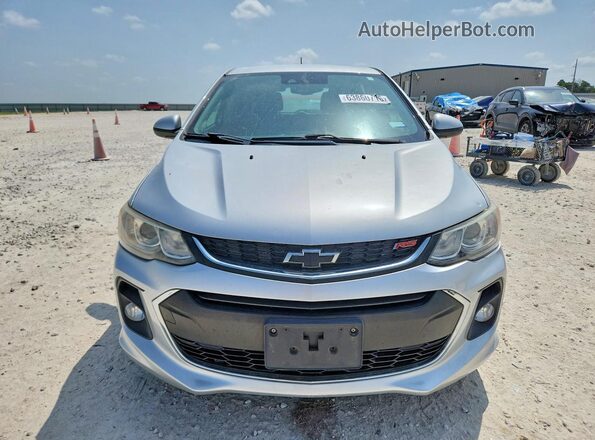 1G1JD6SH6J4129572 2018 CHEVROLET SONIC Серебряный Вид сзади