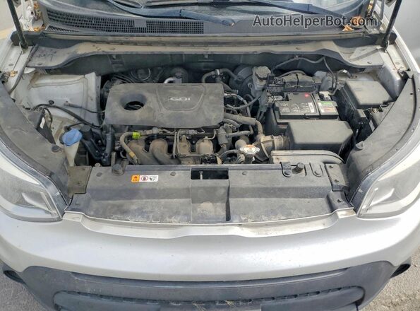 KNDJN2A2XJ7582425 2018 KIA SOUL Silver Vista del compartimento del motor