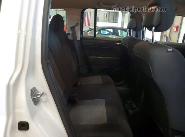 1C4NJPBA2HD140525 2017 JEEP PATRIOT White Widok wnętrza z tyłu