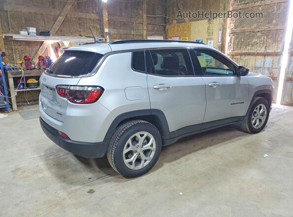 3C4NJDBNXRT133139 2024 JEEP COMPASS Серебряный Передняя правая четверть