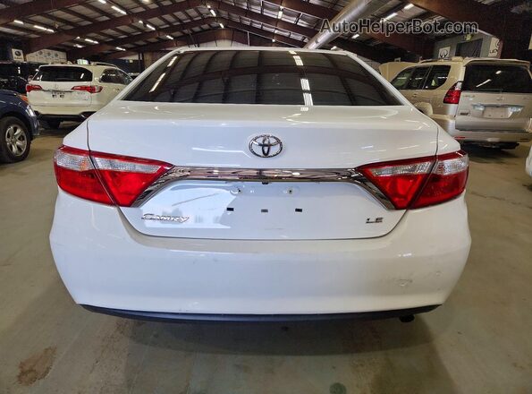 4T1BF1FK2HU802765 2017 TOYOTA CAMRY Белый Вид салона спереди