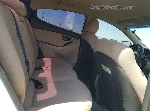 5NPDH4AE9GH772022 2016 HYUNDAI ELANTRA Белый Вид задней части салона