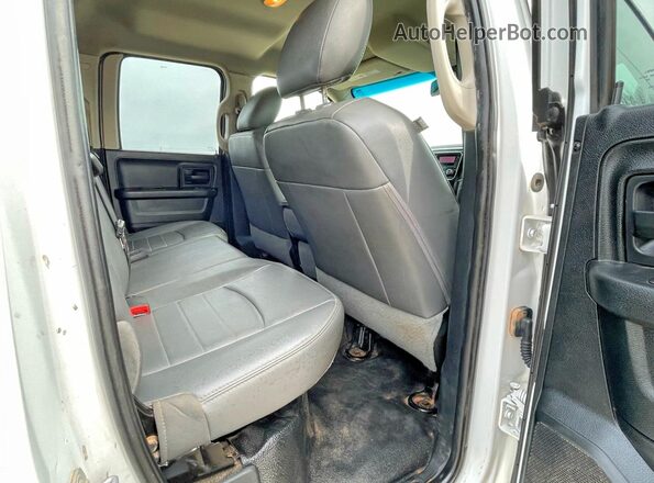 1C6RR7FG6JS274357 2018 RAM 1500 Белый Вид салона спереди