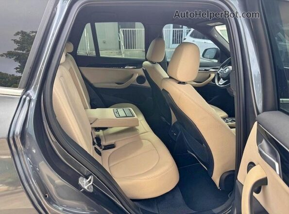 WBXJG7C0XL5P55560 2020 BMW X1 Gray Vista del compartimento del motor