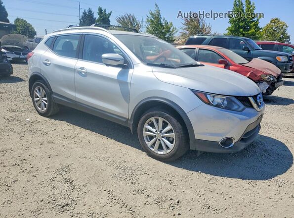 JN1BJ1CR2JW205696 2018 NISSAN ROGUE Серебряный Вид спереди
