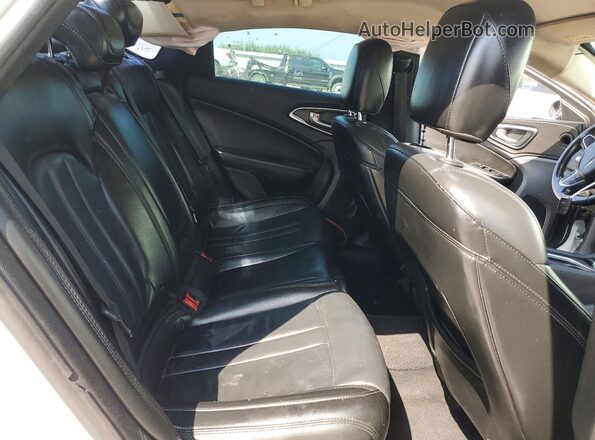 1C3CCCAB2HN505658 2017 CHRYSLER 200 Белый Вид задних сидений