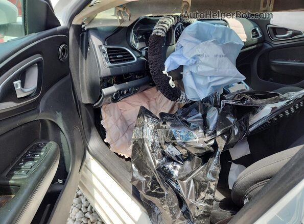 1C3CCCAB5GN126569 2016 CHRYSLER 200 Белый Вид панели приборов
