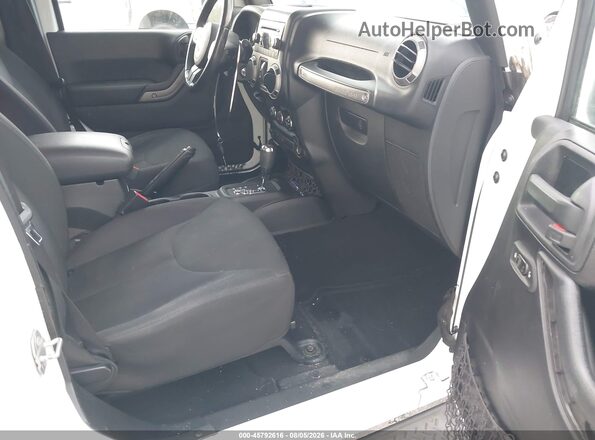 1C4BJWDG0GL196983 2016 JEEP WRANGLER UNLIMITED White Front interior view