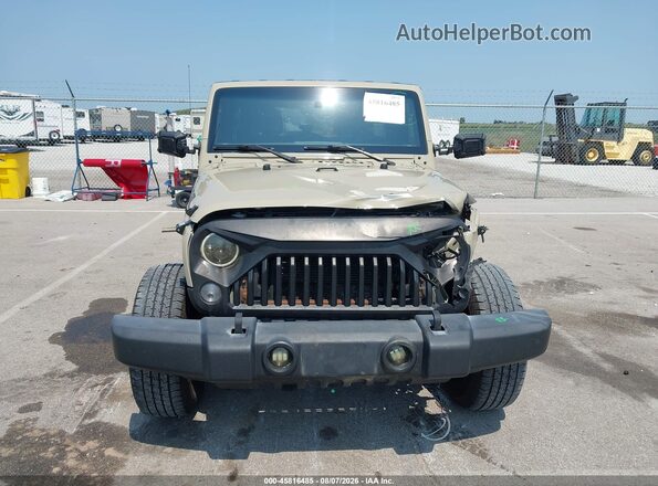 1C4BJWDG5JL858385 2018 JEEP WRANGLER Cream Widok wnętrza z tyłu