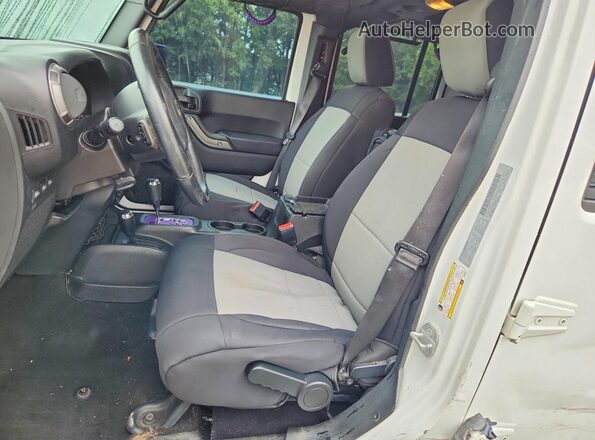 1C4BJWDG7JL809057 2018 JEEP WRANGLER Белый Вид салона спереди