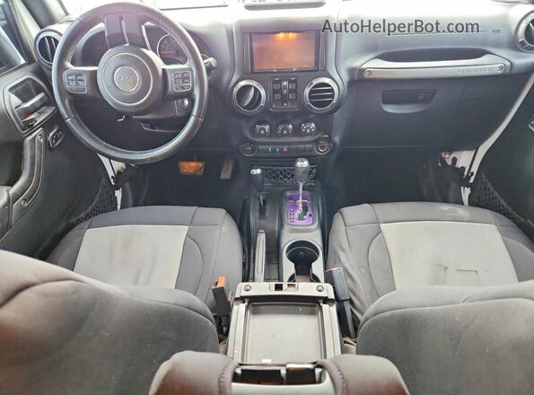 1C4BJWDG7JL809057 2018 JEEP WRANGLER Белый Вид панели приборов