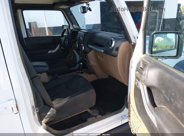 1C4BJWFG2HL509563 2017 JEEP WRANGLER UNLIMITED White Вид салону спереду