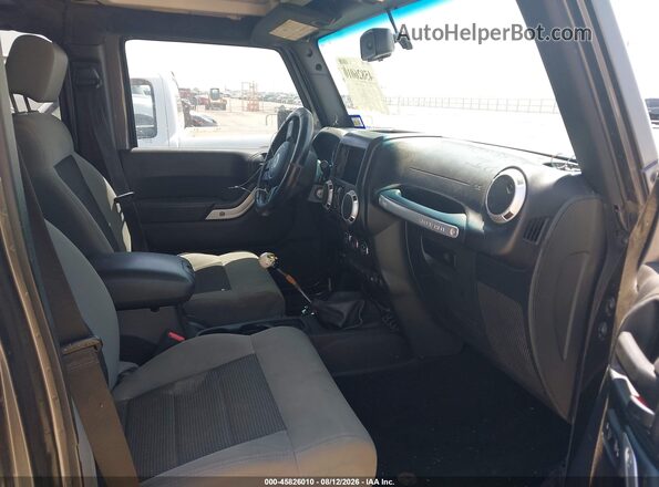 1C4BJWFG7GL179322 2016 JEEP WRANGLER UNLIMITED Серый Вид салона спереди