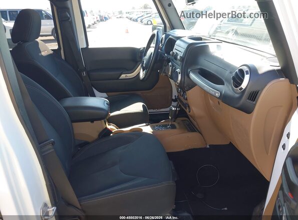 1C4BJWFG8HL714224 2017 JEEP WRANGLER UNLIMITED White Vista interior delantera