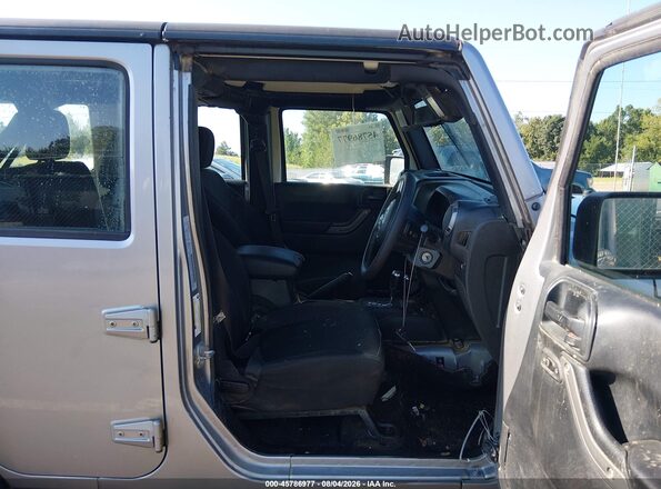 1C4BJWKG9GL293568 2016 JEEP WRANGLER UNLIMITED Серебряный Вид салона спереди