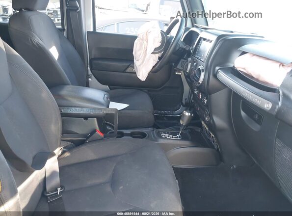1C4HJWDG5GL135641 2016 JEEP WRANGLER UNLIMITED Silver Widok wnętrza z przodu