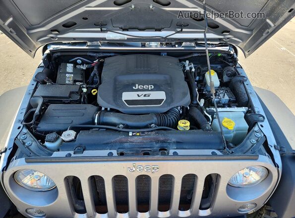 1C4HJWDG6JL868045 2018 JEEP WRANGLER Silver Rear interior view