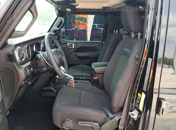 1C4JJXR6XPW606009 2023 JEEP WRANGLER Черный Вид салона спереди