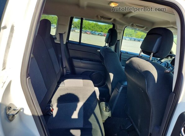 1C4NJCBA0GD600515 2016 JEEP COMPASS White Rear seats view