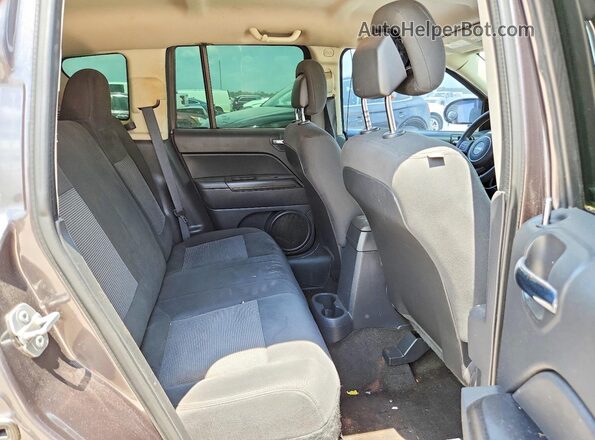 1C4NJCBA1GD546738 2016 JEEP COMPASS Gray Widok wnętrza z tyłu