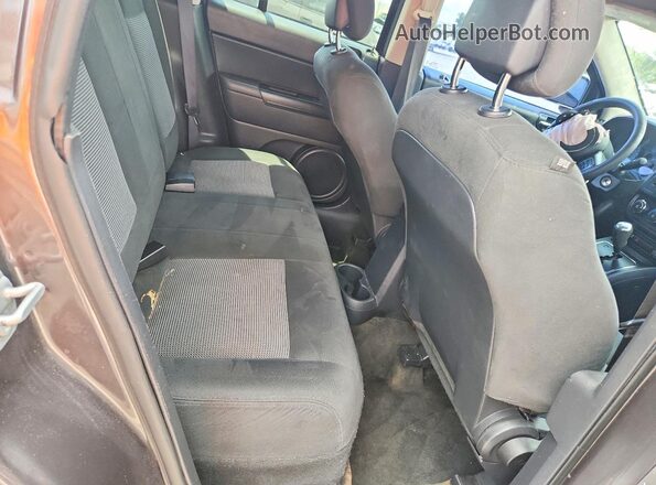 1C4NJCBA3GD810669 2016 JEEP COMPASS Gray Rear interior view