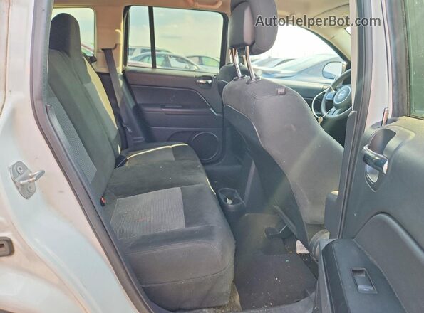 1C4NJCBA4GD574324 2016 JEEP COMPASS White Vista de los asientos traseros