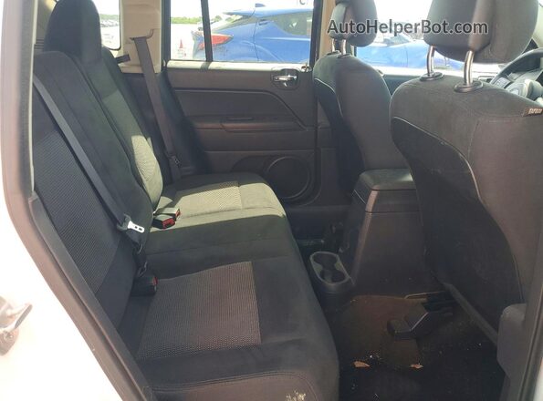 1C4NJCBA8GD633794 2016 JEEP COMPASS White Vista interior trasera