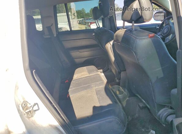 1C4NJCBB6GD806480 2016 JEEP COMPASS Белый Вид задней части салона