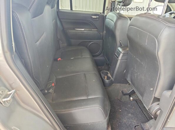 1C4NJCEA1GD716057 2016 JEEP COMPASS Silver Widok wnętrza z tyłu