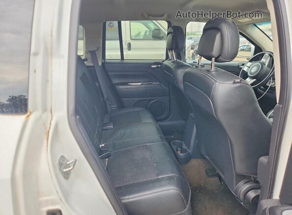 1C4NJCEA1GD744585 2016 JEEP COMPASS White Vista de los asientos traseros