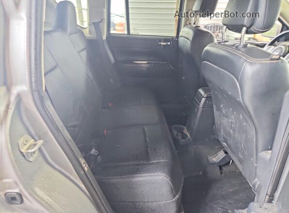 1C4NJCEA1GD806597 2016 JEEP COMPASS Серебряный Вид задней части салона