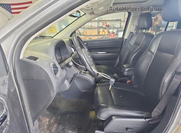 1C4NJCEA1GD806597 2016 JEEP COMPASS Серебряный Вид салона спереди