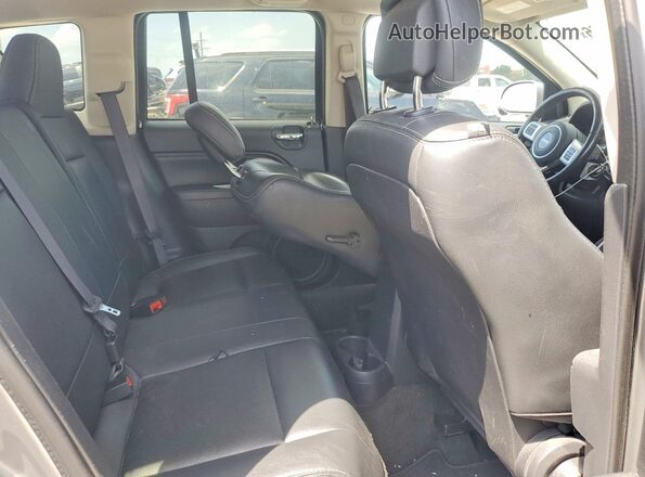 1C4NJCEA3GD761081 2016 JEEP COMPASS Silver Vista interior trasera