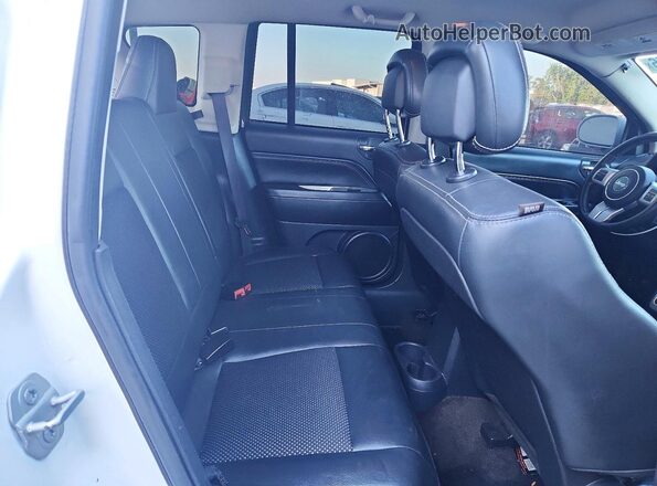 1C4NJCEA6GD633109 2016 JEEP COMPASS Белый Вид задней части салона