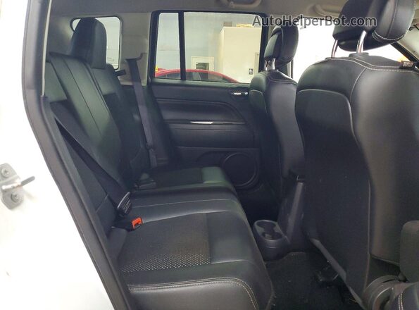 1C4NJCEA8GD633435 2016 JEEP COMPASS Белый Вид задней части салона