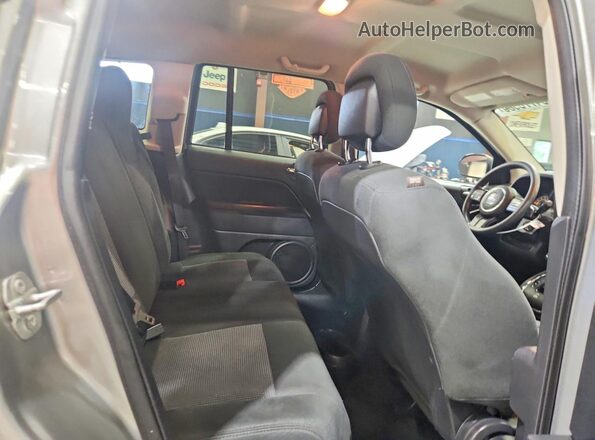1C4NJDBB2GD631599 2016 JEEP COMPASS Серебряный Вид задней части салона
