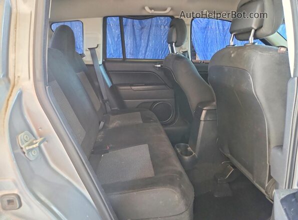 1C4NJDBB4GD551608 2016 JEEP COMPASS Silver Widok tylnych siedzeń