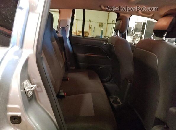 1C4NJDBB8HD143646 2017 JEEP COMPASS Silver Вид задньої частини салону