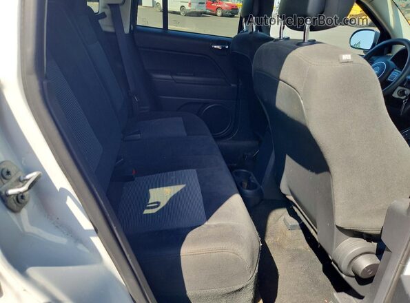 1C4NJDBB9HD106332 2017 JEEP COMPASS White უკანა სავარძლების ხედი