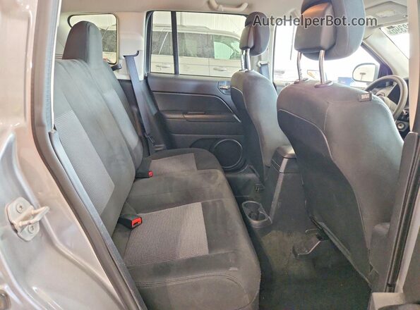 1C4NJDBBXGD556277 2016 JEEP COMPASS Silver Vista interior trasera